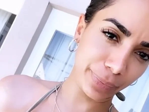 anitta de biquíni brava