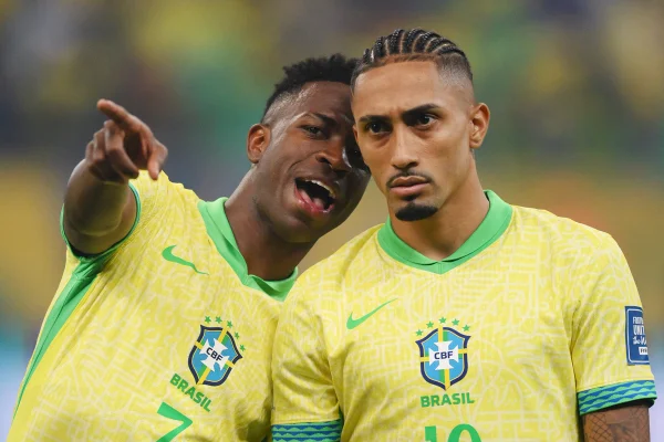 Foto colorida de Vini Jr. e Raphinha, da seleção brasileira - Metrópoles