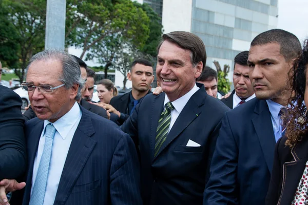 Servidor: governo apresenta medida que reduz salário e jornada
