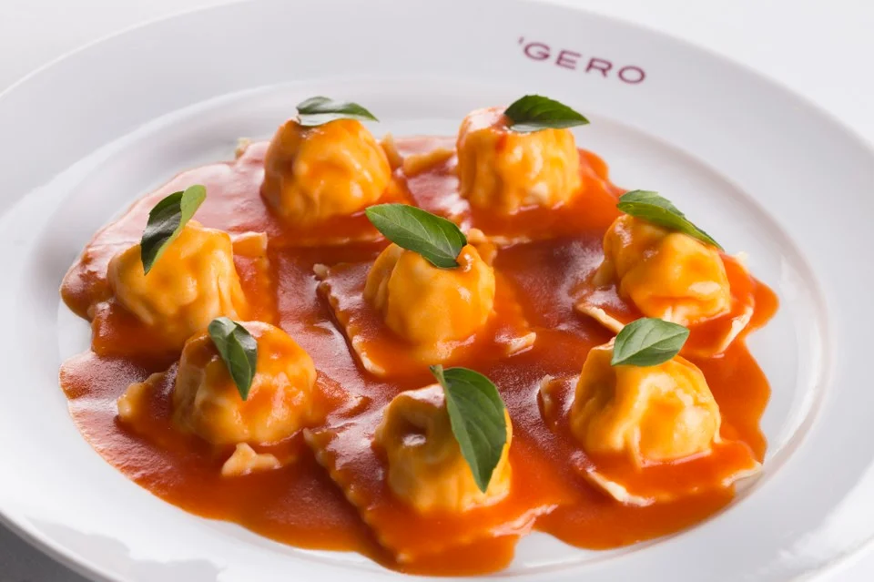 Na sexta-feira, a tradicional rabada ao próprio molho com polenta e agrião, o raviolini de mozzarella de búfala ao molho de tomate fresco e manjericão (foto) ou o peixe do dia. As sugestões para a entrada são: salada verde com manga ou sopa de abóbora com gorgonzola. Para encerrar, a incrível torta de cream cheese com geléia de goiaba ou o cremoso sorvete do dia. Na sexta-feira, a tradicional rabada ao próprio molho com polenta e agrião, o raviolini de mozzarella de búfala ao molho de tomate fresco e manjericão (foto) ou o peixe do dia. As sugestões para a entrada são: salada verde com manga ou sopa de abóbora com gorgonzola. Para encerrar, a incrível torta de cream cheese com geléia de goiaba ou o cremoso sorvete do dia.