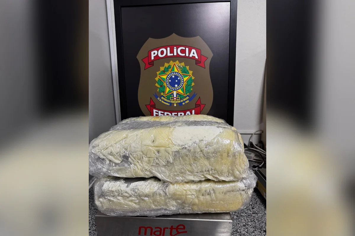Mulher é presa pela PF em aeroporto com “supermaconha” escondida em malas - imagem 1 Mulher é presa pela PF em aeroporto com “supermaconha” escondida em malas - imagem 1