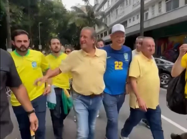 O presidente do PL, Valdemar Costa Neto, chega a Avenida Paulista com o deputado Sóstenes Cavalcante