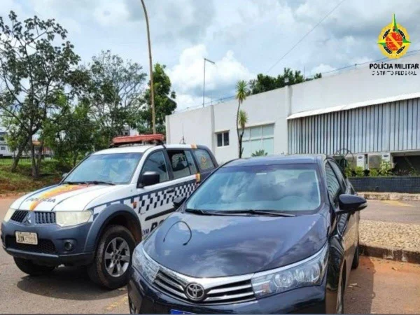 Polícia Militar apreende, na manhã desta segunda-feira (5/2), Corolla com a placa clonada na 26ª Delegacia de Polícia (Samambaia Norte).