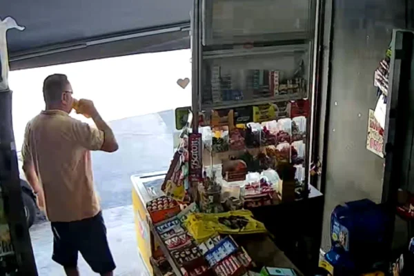 Imagens mostram que Demóstenes Dias passou por um mercado e consumiu cerveja cerca 1 hora antes de atropelar os irmãos Izaias e Sophya - Metrópoles