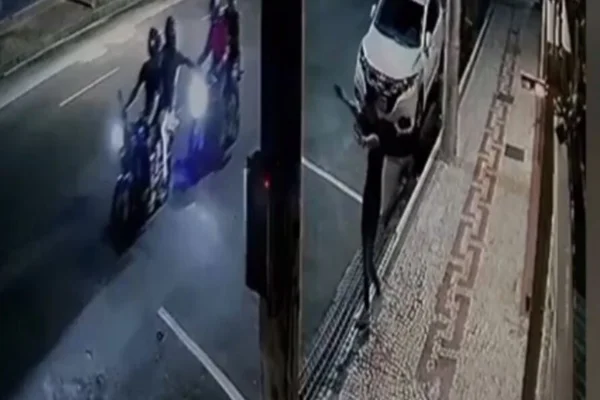 Homem é cercado e assaltado por motoqueiros em Belém