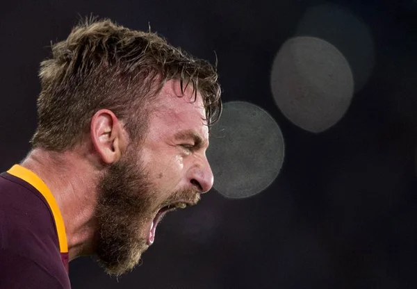De Rossi marca em seus 500º jogo com a camisa da Roma e encosta na líder Fiorentina