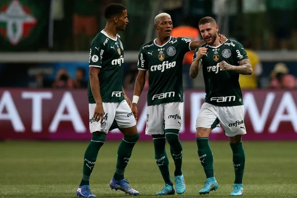 Zé Rafael, à direita, comemora gol com colegas de equipe na final da Recopa Sul-Americana