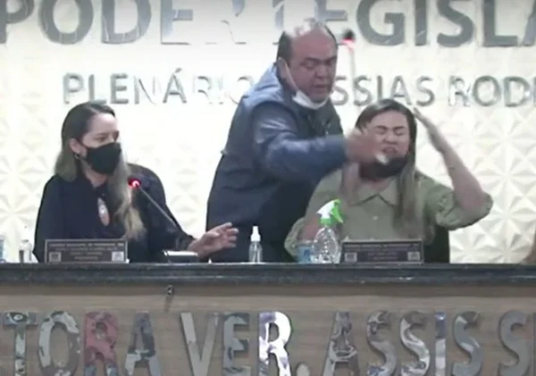 Vereadora tem microfone arrancado por colega. Veja vídeo