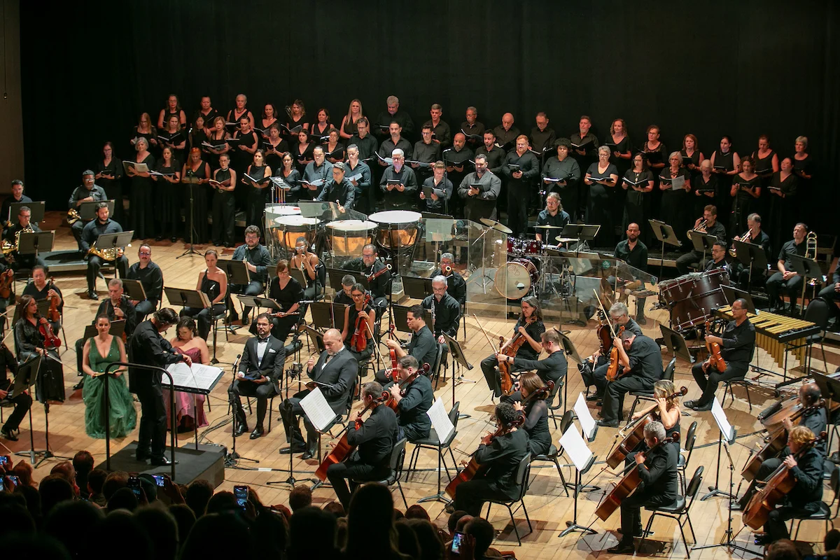 Finalizando o Concerto da Paz com Ludwig van Beethoven - Ode à Alegria da Sinfonia No. 9 com Tutti Choir, Daniel Moraes (regente), Gabriela Ramos (soprano), Andréia Maulaz (mezzo-soprano), Rafael Ribeiro (tenor) e Gutemberg Amaral (baixo) Finalizando o Concerto da Paz com Ludwig van Beethoven - Ode à Alegria da Sinfonia No. 9 com Tutti Choir, Daniel Moraes (regente), Gabriela Ramos (soprano), Andréia Maulaz (mezzo-soprano), Rafael Ribeiro (tenor) e Gutemberg Amaral (baixo)