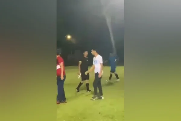 Árbitro usa pistola para intimidar jogadores e torcedores em Honduras