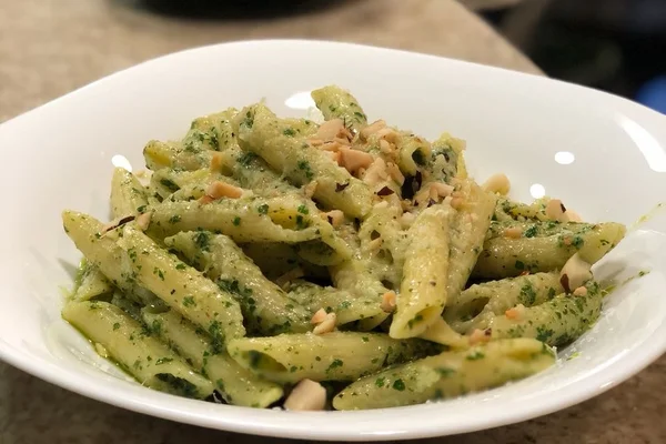 Cozinha de Solteiro: aprenda a fazer um prático molho pesto