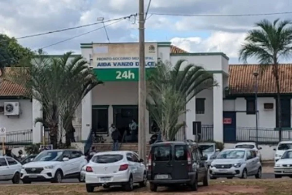 Frente o pronto socorro de Araçatuba