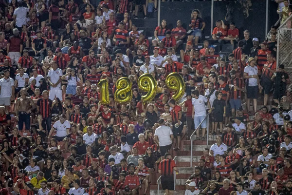 Imagem colorida da torcida do Vitória