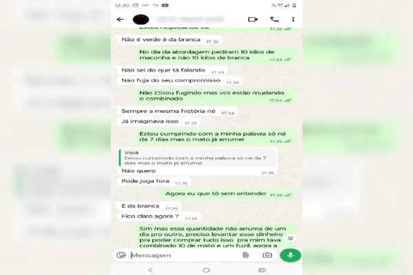 Imagem colorida de conversa entre PM e homem ameaçado durante abordagem - Metrópoles