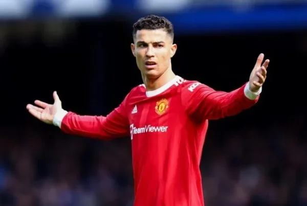 Cristiano Ronaldo, jogador de futebol. Ele tem cabelos curtos, escuros, tem pele clara e olhos escuros - Metrópoles