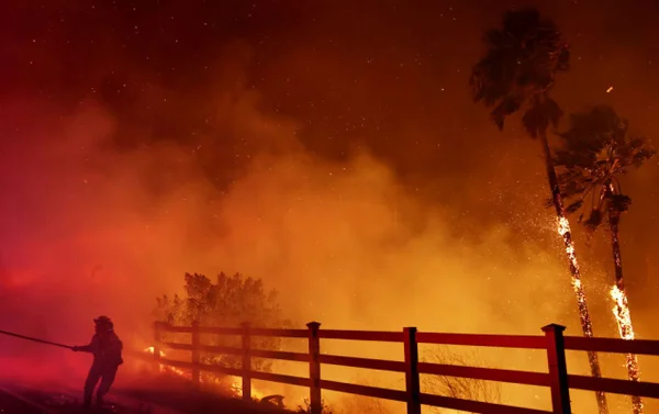 Imagem colorida de incêndio em Malibu - Metrópoles