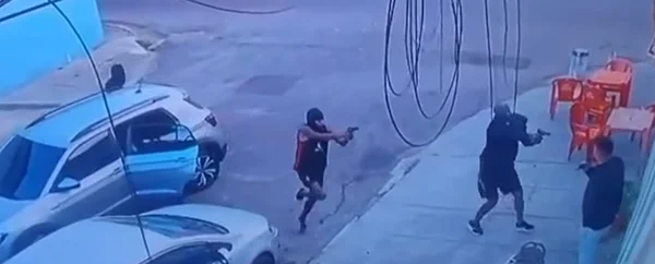 homens encapuzados fazendo assalto