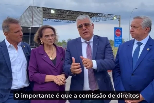 Imagem colorida de senadores aliados de Bolsonaro em visita a Papuda - Metrópoles