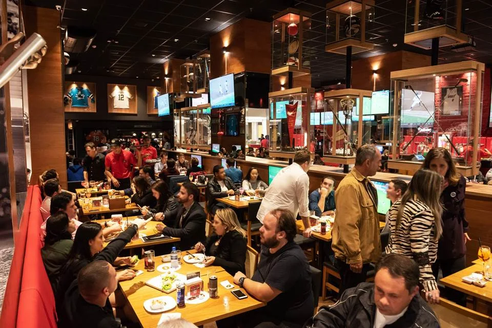 <b>Five Sport Bar (shopping DF Plaza, Águas Claras, 61 2017-0623)</b>. Com decoração apropriada para os fãs de esportes, o espaço se destaca pelo farto número de televisões. No sábado, abre às 11h30. A partir de 17h, ou seja, no segundo tempo do jogo, começa o happy hour estendido da casa, que vai até as 22h <b>Five Sport Bar (shopping DF Plaza, Águas Claras, 61 2017-0623)</b>. Com decoração apropriada para os fãs de esportes, o espaço se destaca pelo farto número de televisões. No sábado, abre às 11h30. A partir de 17h, ou seja, no segundo tempo do jogo, começa o happy hour estendido da casa, que vai até as 22h