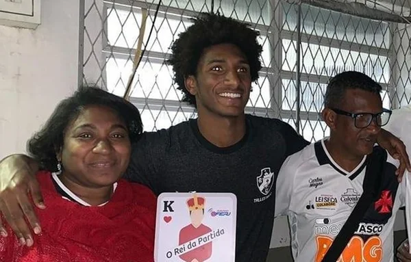 Joia do Vasco é oferecida ao Flamengo, mas pai do jogador veta
