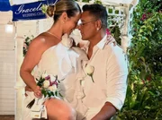 Carla Perez e Xanddy posam durante renovação dos votos 