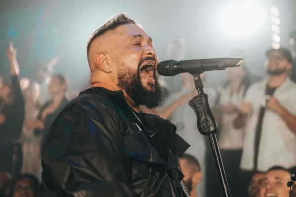 Foto colorida do cantor gospel Fernandinho durante apresentação ou show