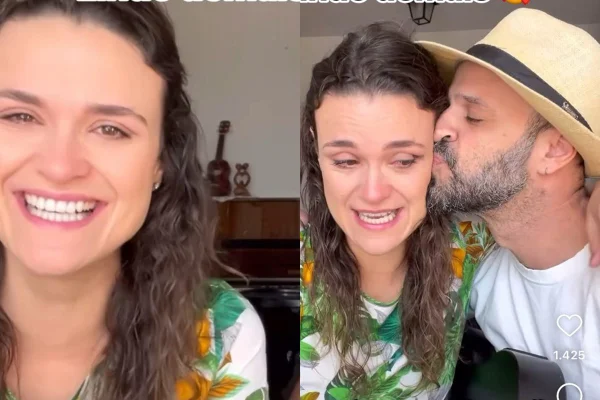 Mulher chora ao lado de homem, que toca violão e canta para ela - Metrópoles