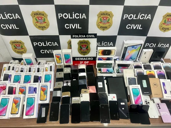 Imagem colorida mostra celulares apreendidos pela Polícia Civil de São Bernardo do Campo em uma loja na Santa Ifigênia, no centro de São Paulo - Metrópoles