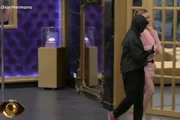 Brasileira foi retirada do reality