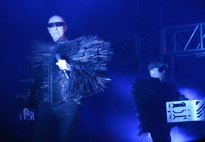 Chris Lowe (direita) e Neil Tennant foram ameaçados por quatro travestis Chris Lowe (direita) e Neil Tennant foram ameaçados por quatro travestis