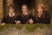 Os atores Daniel Radcliffe, Emma Watson e Rupert Grant  no set do filme Harry Potter e o Cálice de Fogo