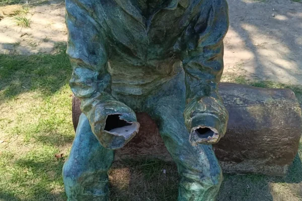 Imagem colorida, Registro mais recente mostra Betinho sem as duas mãos, após um suspeito vandalizar, quebrar e furtar a estátua- Metrópoles