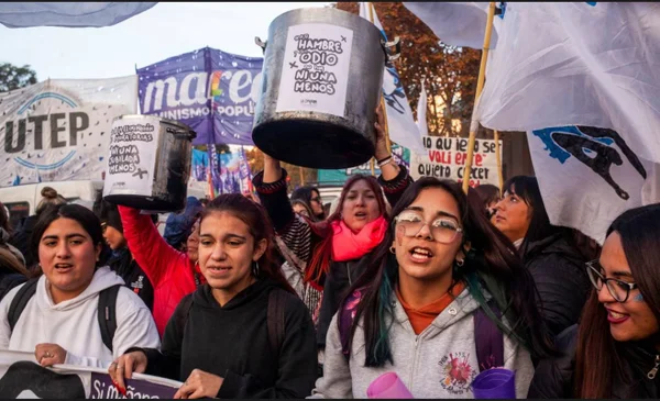 imagem colorida mulheres protestam contra feminicidio argentina