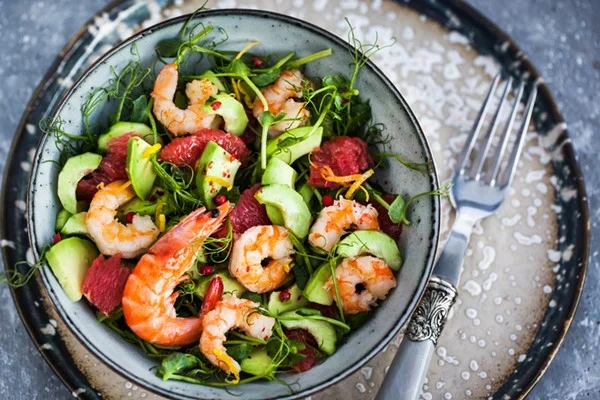 Prato com salada e camarão - Metrópoles