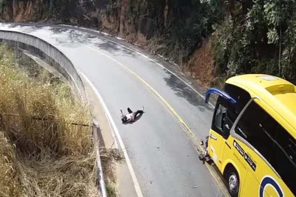 Motociclista bate com onibus ao ir para pista contrária
