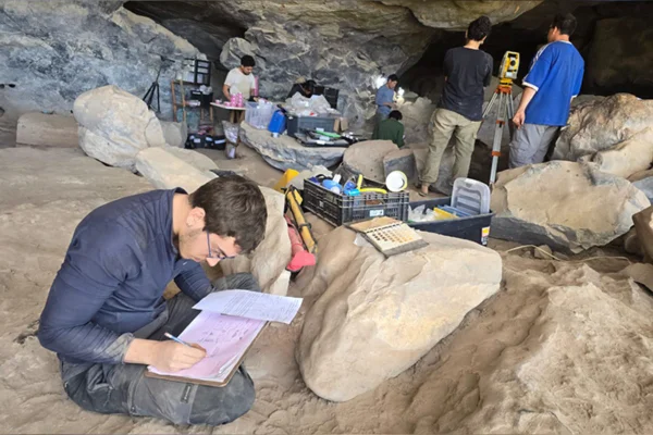 Escavações são retomadas em gruta de MG onde única múmia do Brasil foi achada