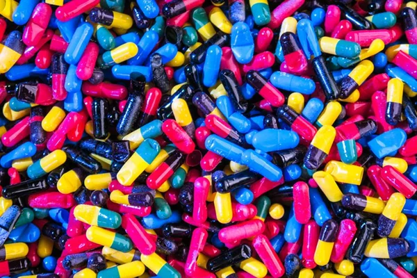 Imagem colorida mostra várias pílulas coloridas - Metrópoles