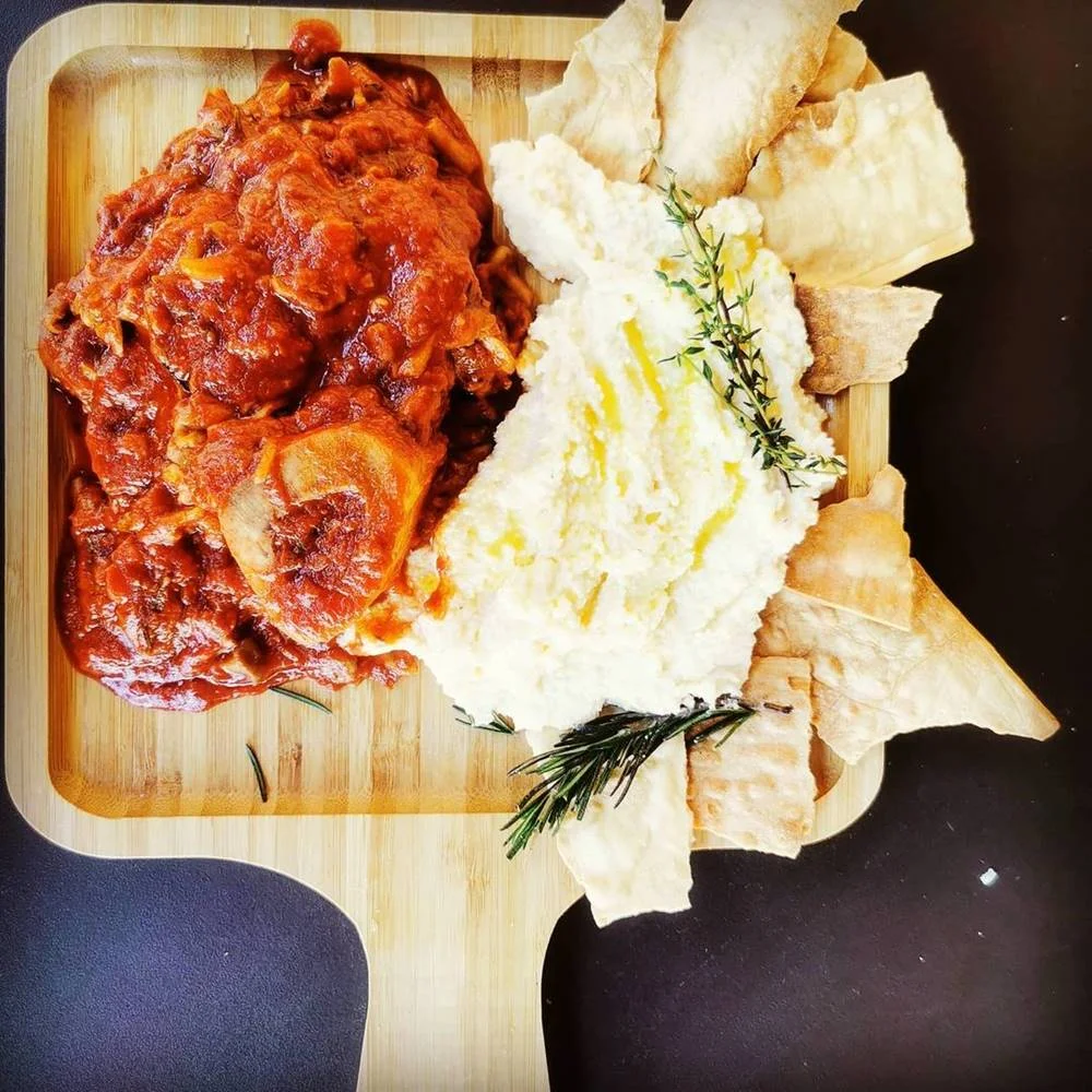 Cozido com ervas aromáticas e shimeji acompanhado de polenta trufada e torradinhas do il Basilico Cozido com ervas aromáticas e shimeji acompanhado de polenta trufada e torradinhas do il Basilico