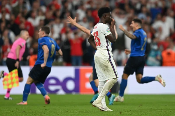 Saka, Sancho e Rashford são vítimas de racismo após derrota inglesa