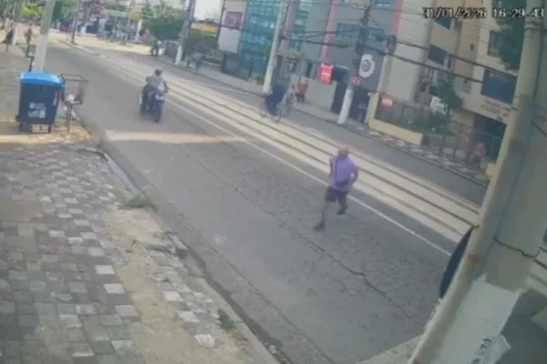 Imagem colorida de motocicleta antes de atropelar idoso. Metrópoles