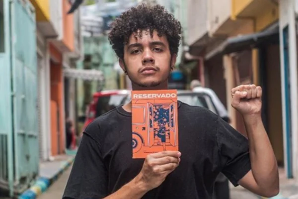 Alexandre Ribeiro, autor brasileiro que vendeu livro autografado ao presidente português