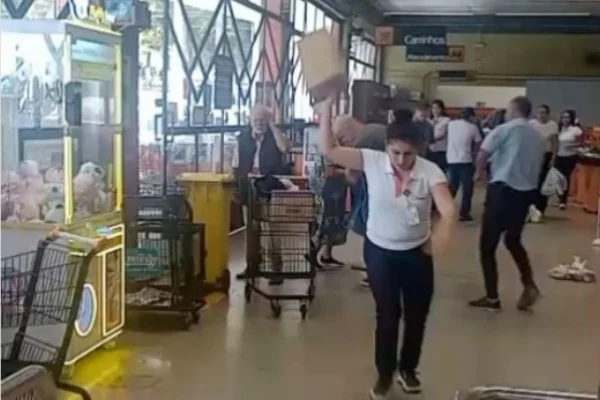 Imagem mostra ataque de abelhas em mercado - Metrópoles