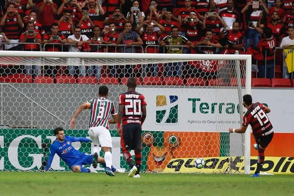 Flamengo vence Fluminense por 2 x 0 no Mané Garrincha, em Brasília