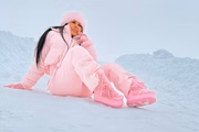Adriana Müller posa de look rosa na neve