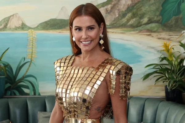 Quase nua! Deborah Secco aparece com vestido ousado em festa
