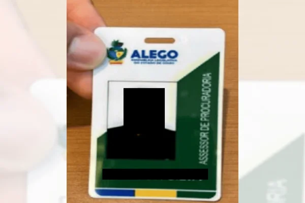 Credencial da Assembleia Legislativa de Goiás usada por alvo de denúncia do MPGO que se passava por funcionário público