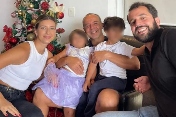 Filho de Sergio Cabral posta foto ao lado da família - Metrópoles