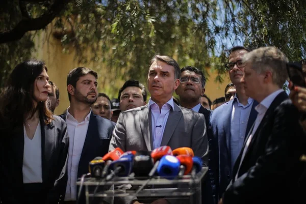 Flávio Bolsonaro fala com a imprensa após reunião com o Novo