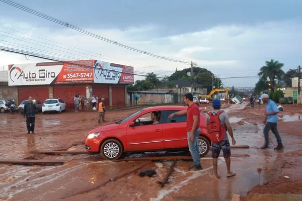 Chuva traz prejuízos para moradores e motoristas de Vicente Pires