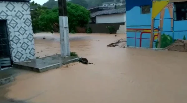 Chuva provoca queda de barreira e Bombeiros resgatam idoso em Maceió